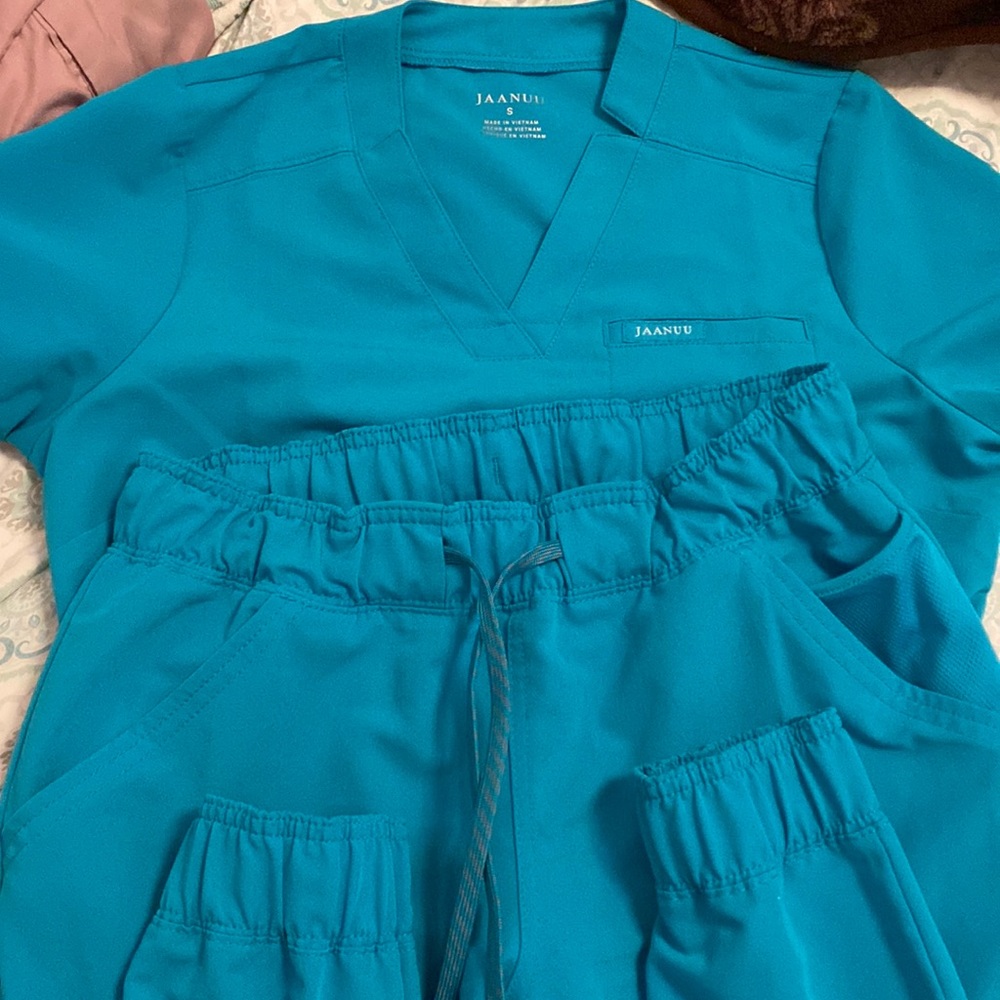 Jaanuu jogger style scrub set size SMALL